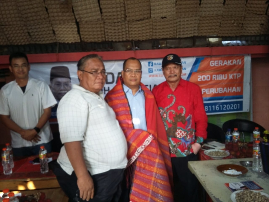 Ulos untuk Edy Ikhsan menuju Balaikota